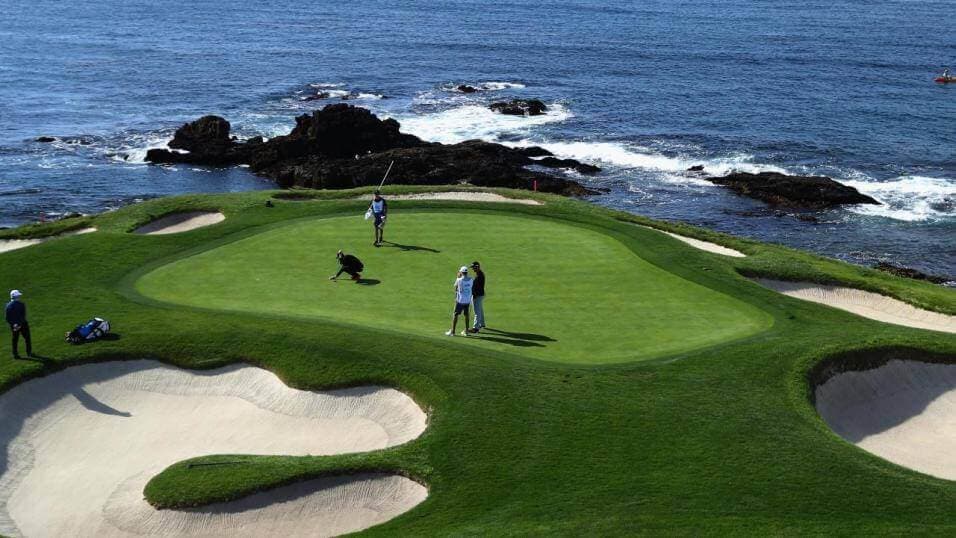Årets tokigaste golftävling nu helgen - AT&T Pro AM