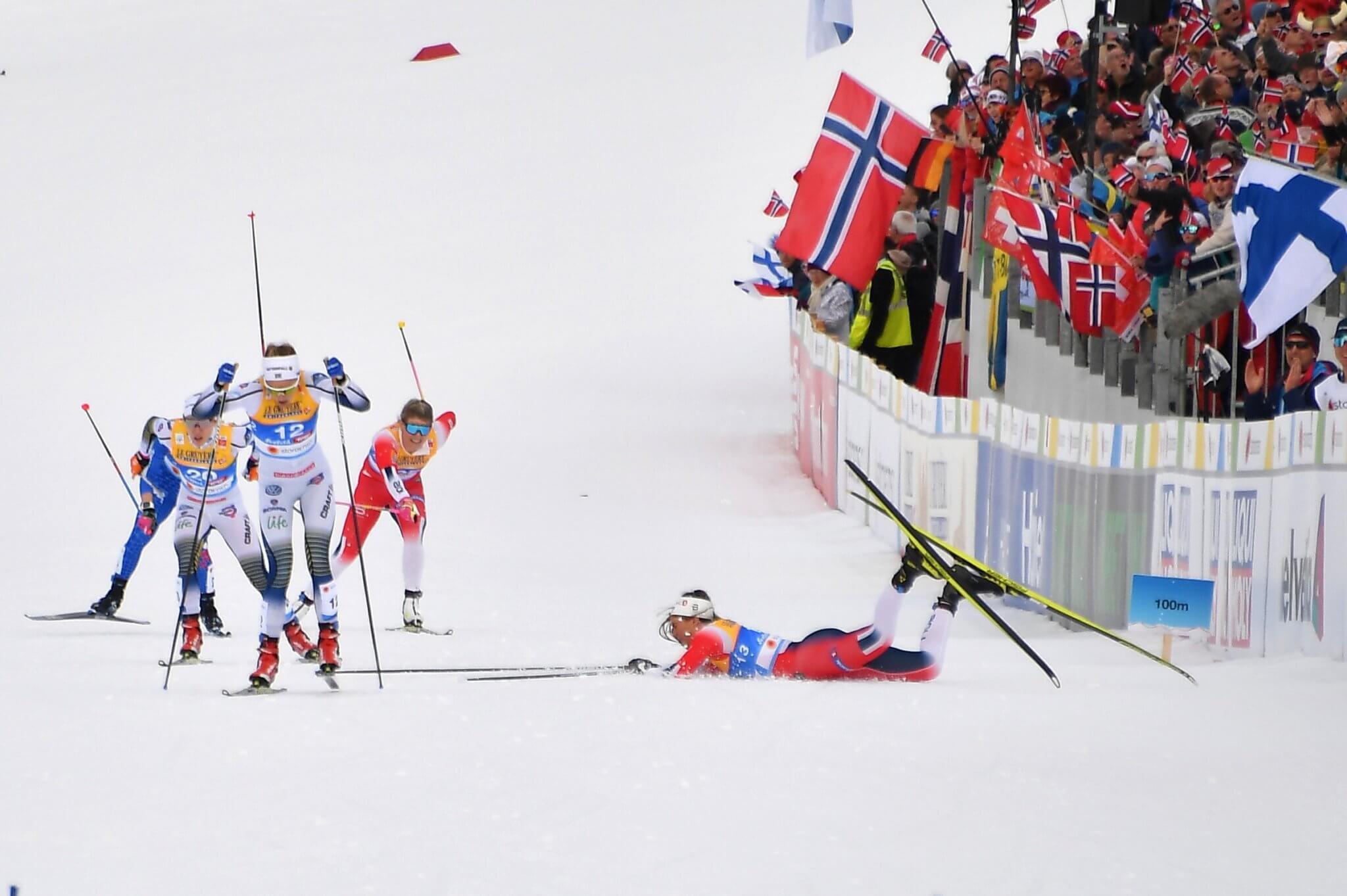 Norges Kristine Stavaas Skistad (till höger) faller. Till vänster i bild Stina Nilsson och Jonna Sundling under semifinalen av damernas  sprinttävling i världscupen i Österrike 2019.  (Foto: JOE KLAMAR / AFP) 