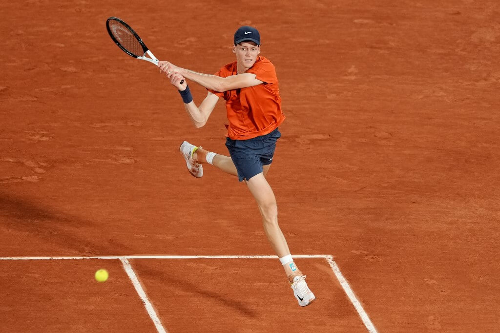 Jannik Sinner spelar tennis på Roland Garros i Franska öppna i Paris