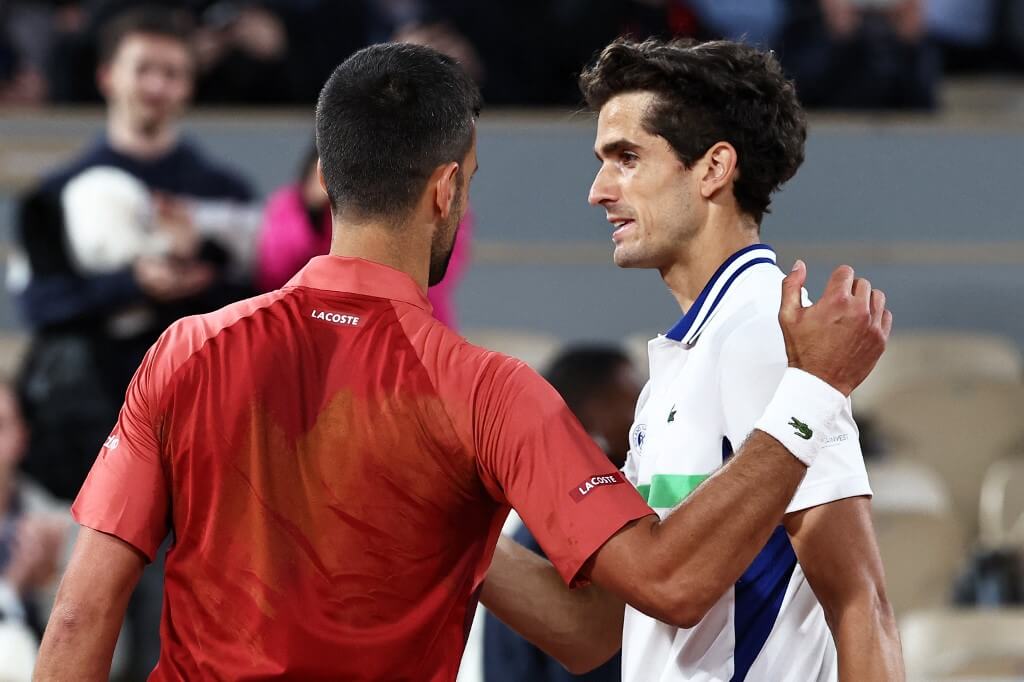 Novak Djokovic och Pierre-Hugues Herbert i Franska öppna.